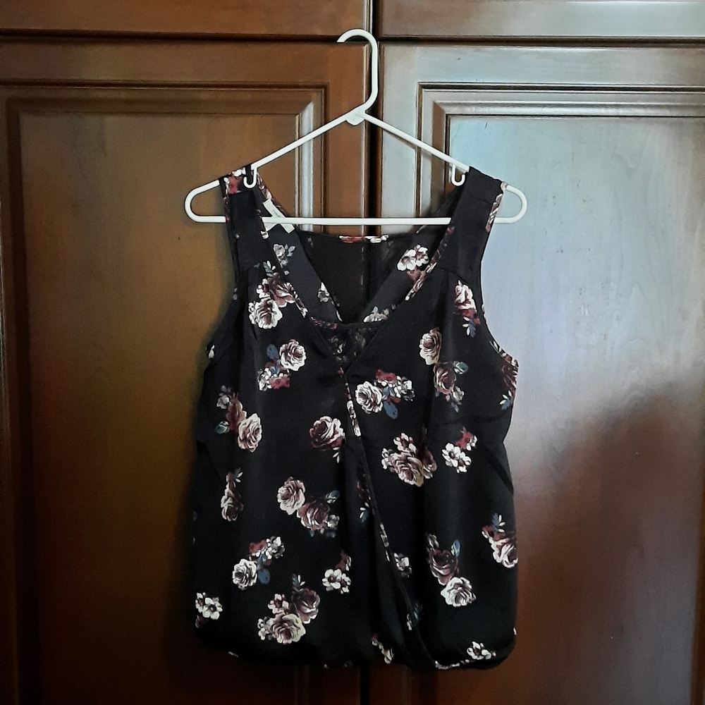 5/25$ Maurices Sleevless Black blouse with Rose's. Size large
